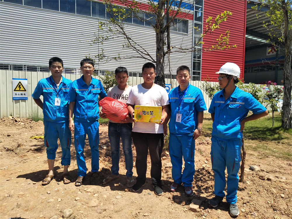 2018年7月18日 上杭曠遠(yuǎn)能源總經(jīng)理高溫慰問到工地，炎炎夏日送清涼